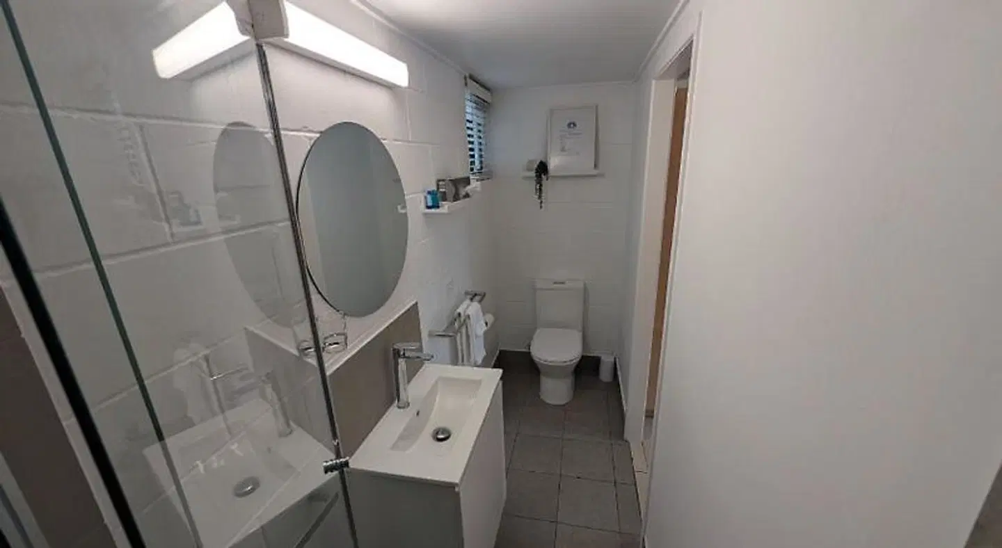 Moffat Beach Motel BATHROOM
