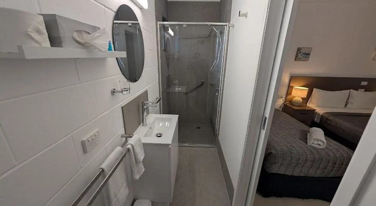 Moffat Beach Motel BATHROOM