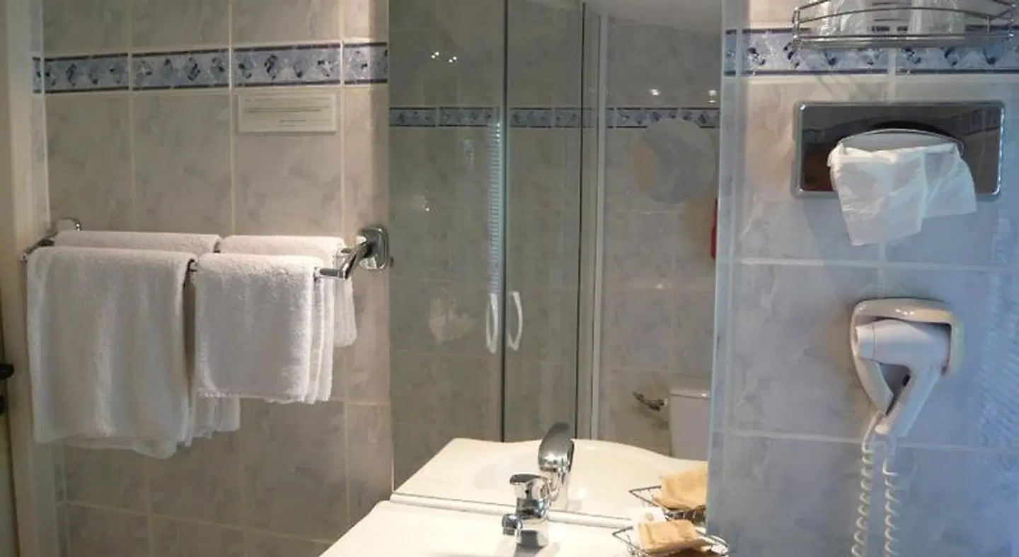 Hotel Mistral BATHROOM