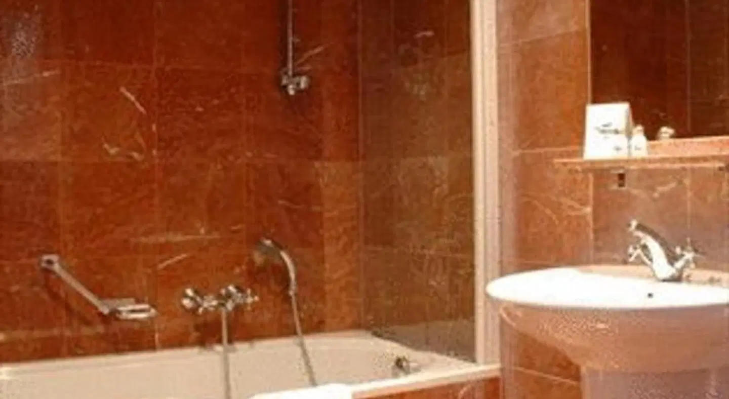 Fitz Roy Urban Hotel, Bar and Garden BATHROOM