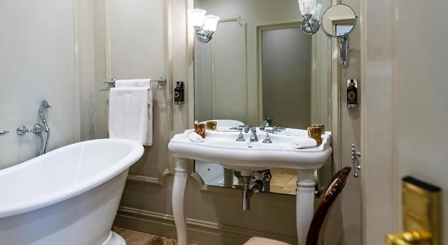 Monarch Hotel BATHROOM