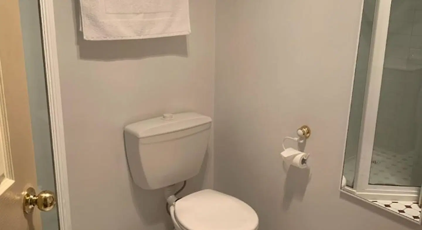 Macquarie Manor Hotel BATHROOM