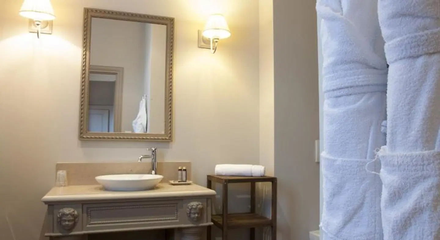Le Sauvage BATHROOM