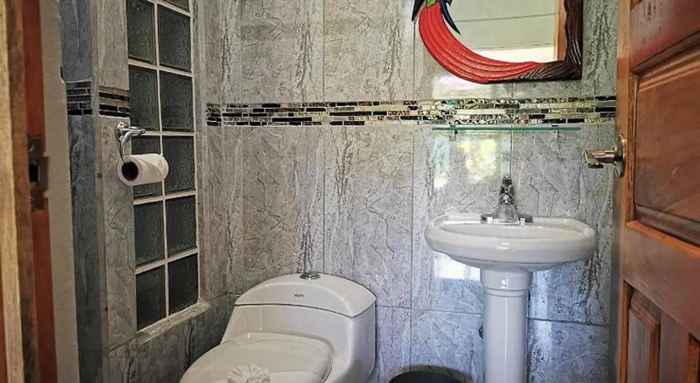 Tuki Tuki Lodge BATHROOM