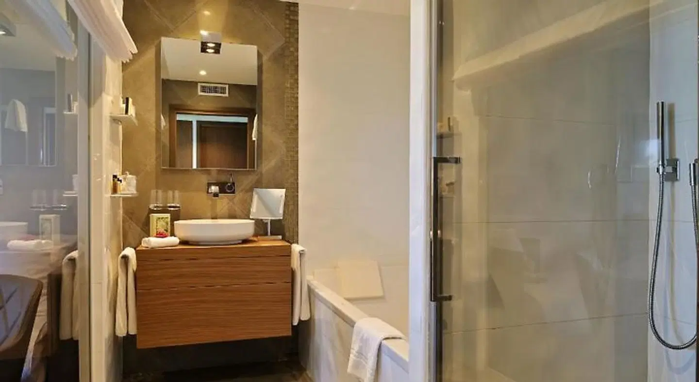 Hôtel Le Week end BATHROOM