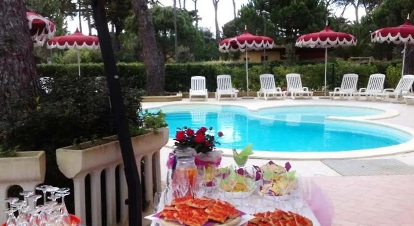 Riva dei Cavalleggeri OUTDOOR_POOL