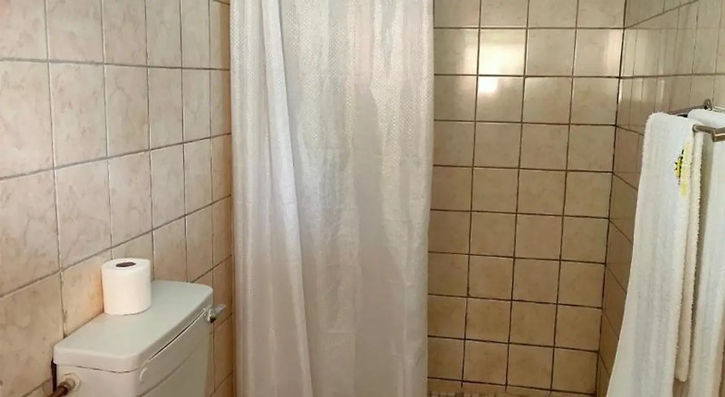 Golden Days Lodge BATHROOM