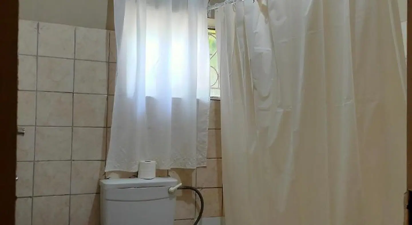 Golden Days Lodge BATHROOM