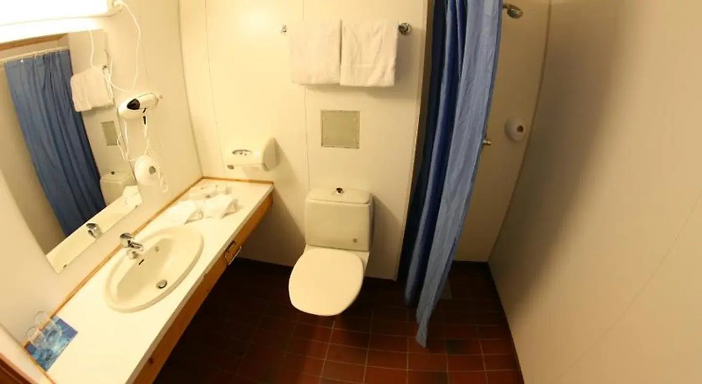 Overhalla Hotel BATHROOM