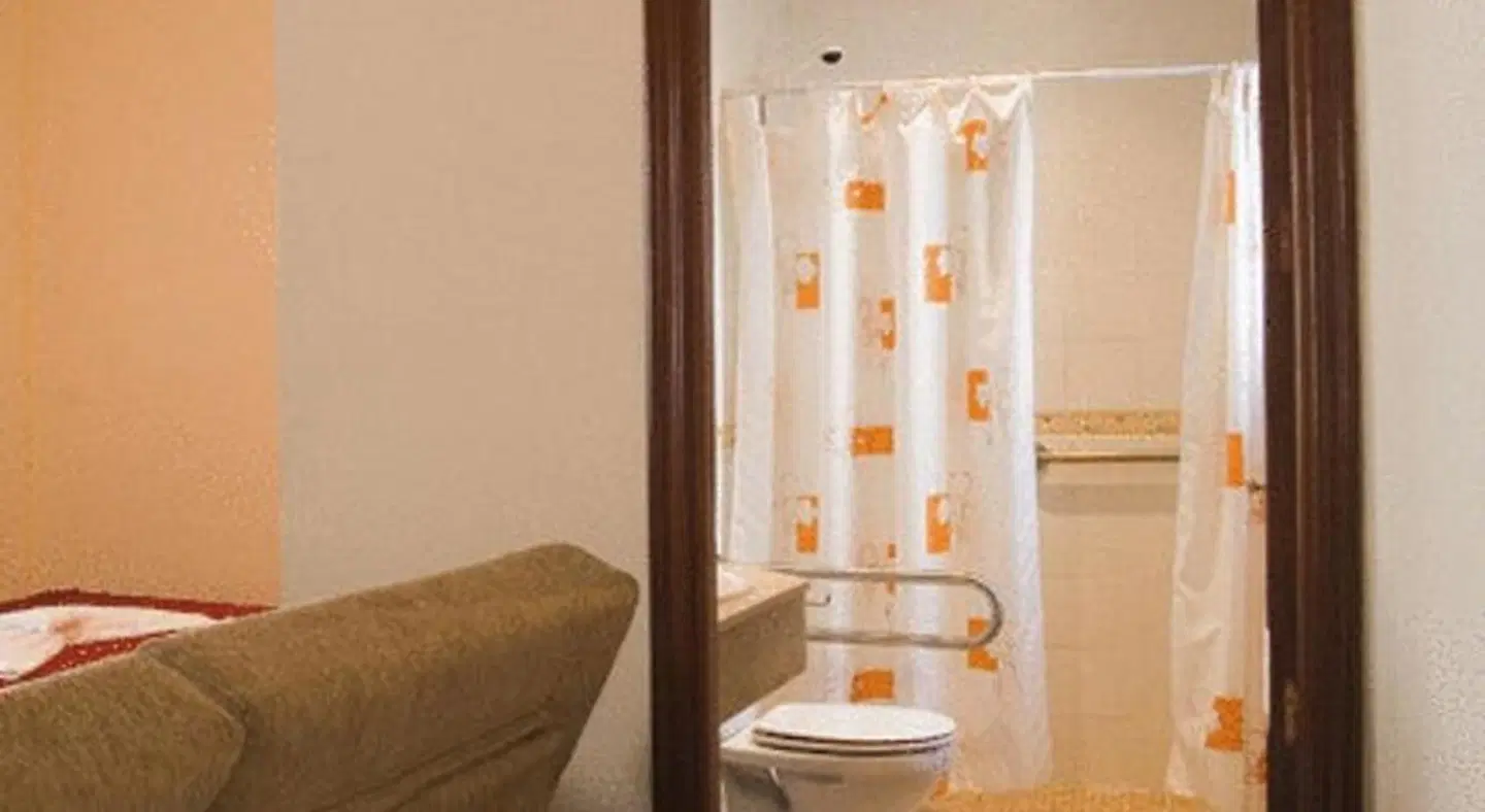 Apartamentos la Fuente BATHROOM