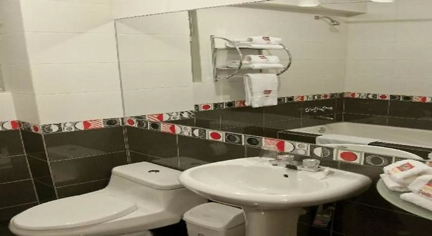 Munay Tambo Hostal BATHROOM