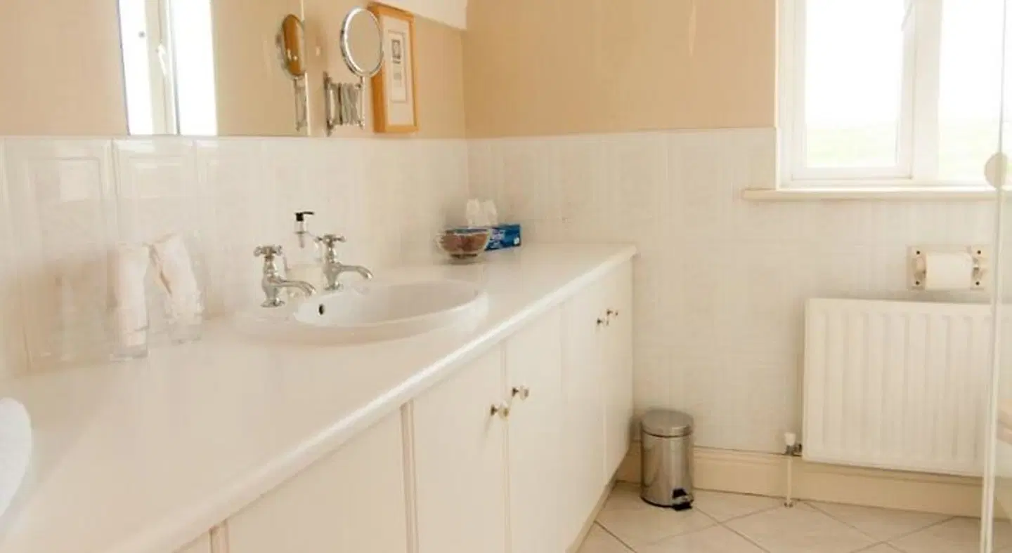 Pairc Lodge BATHROOM