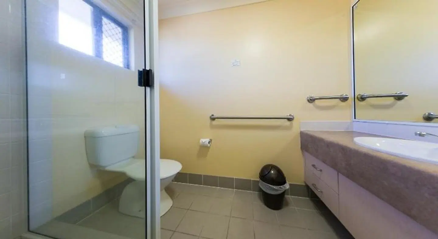Winter Sun Motel BATHROOM