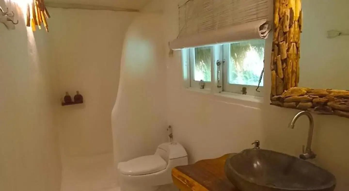 Sal Secret Spot BATHROOM