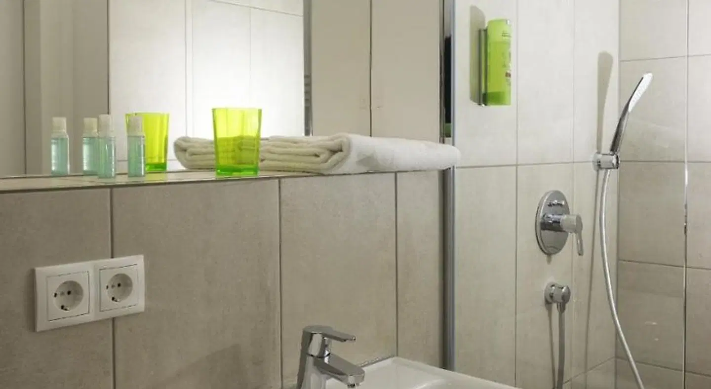 Hotel Rheingold BATHROOM