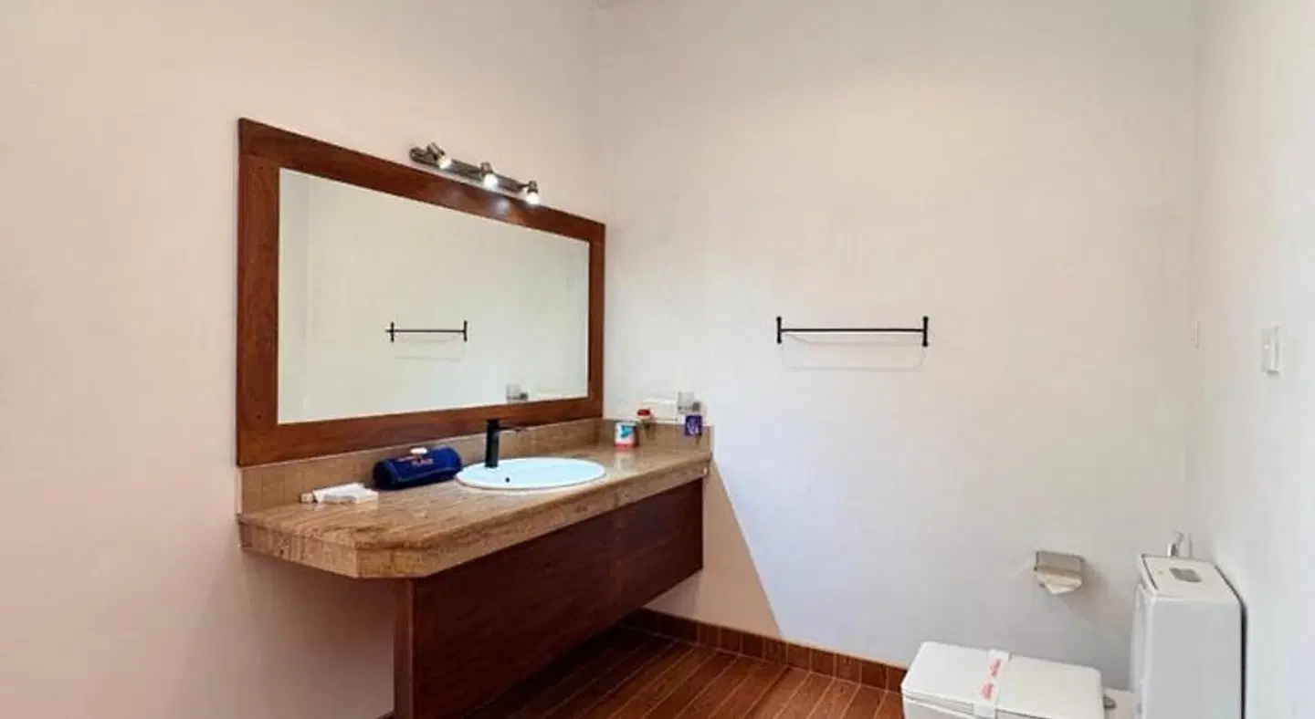Gomez Place BATHROOM