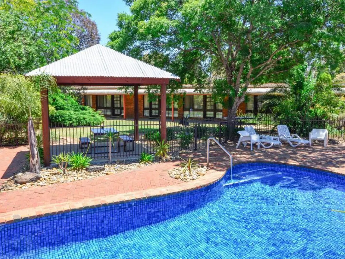 River Country Inn OUTDOOR_POOL