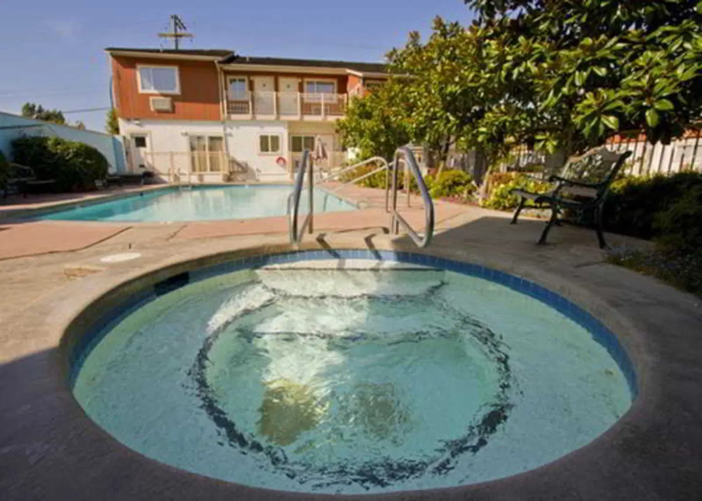 Econo Lodge Inn & Suites OUTDOOR_POOL