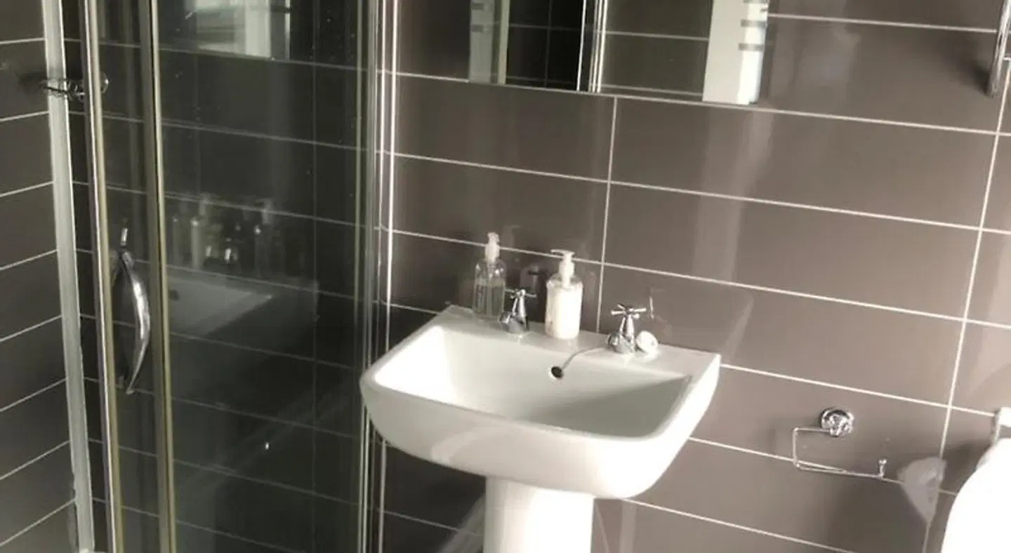 Newton House Guesthouse BATHROOM