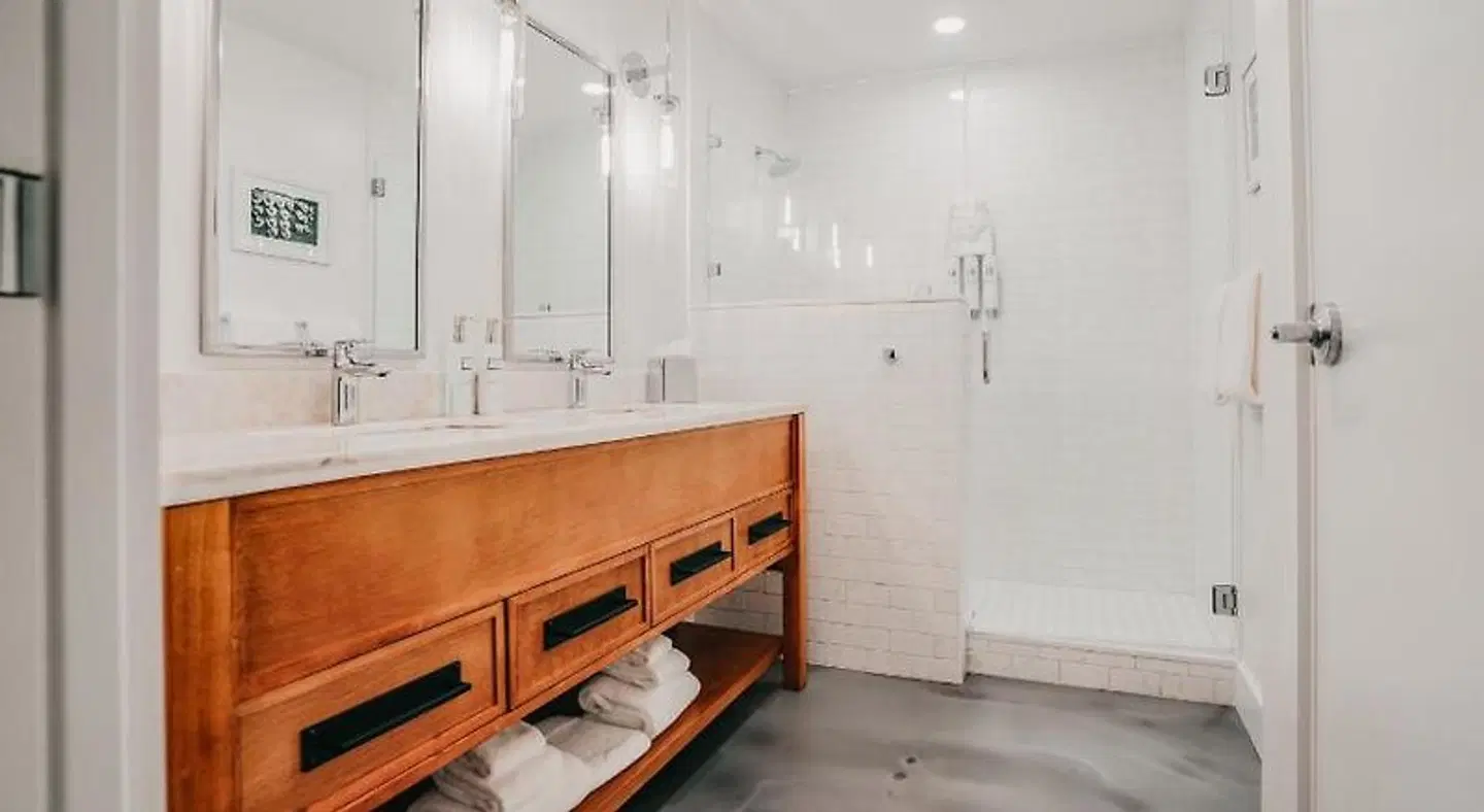 Colton House Hotel BATHROOM