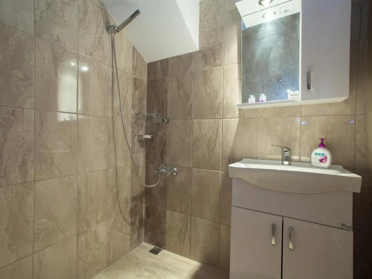 Galley Hotel BATHROOM