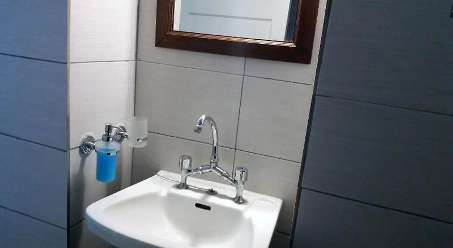 Medieval Rose Inn BATHROOM