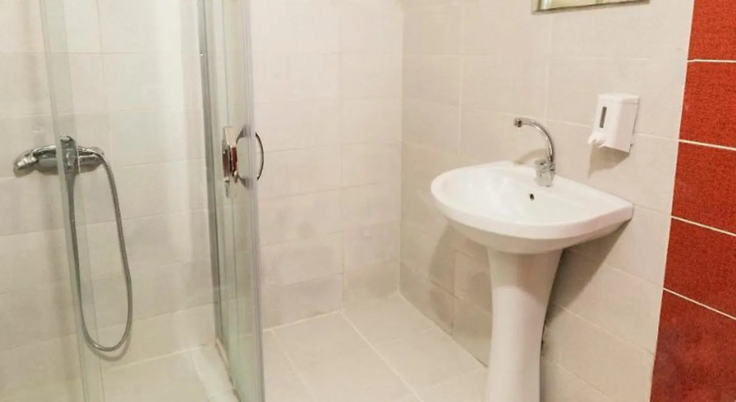 Levanten Hostel BATHROOM