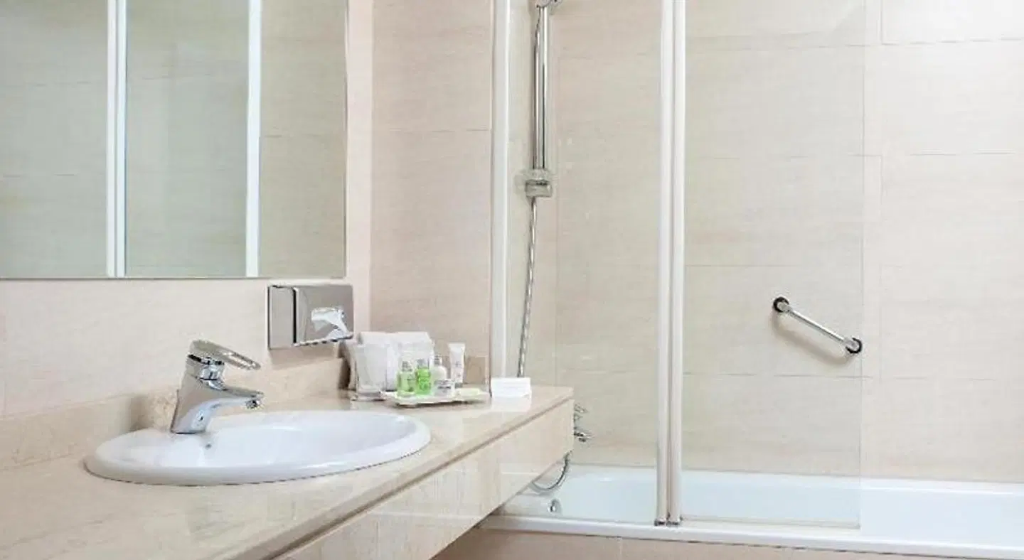 Catalonia El Retiro BATHROOM