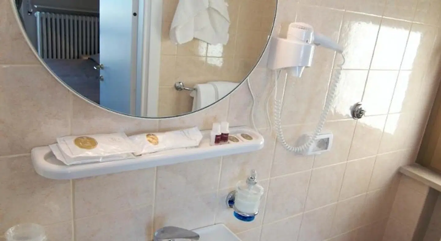 Hotel Velus BATHROOM