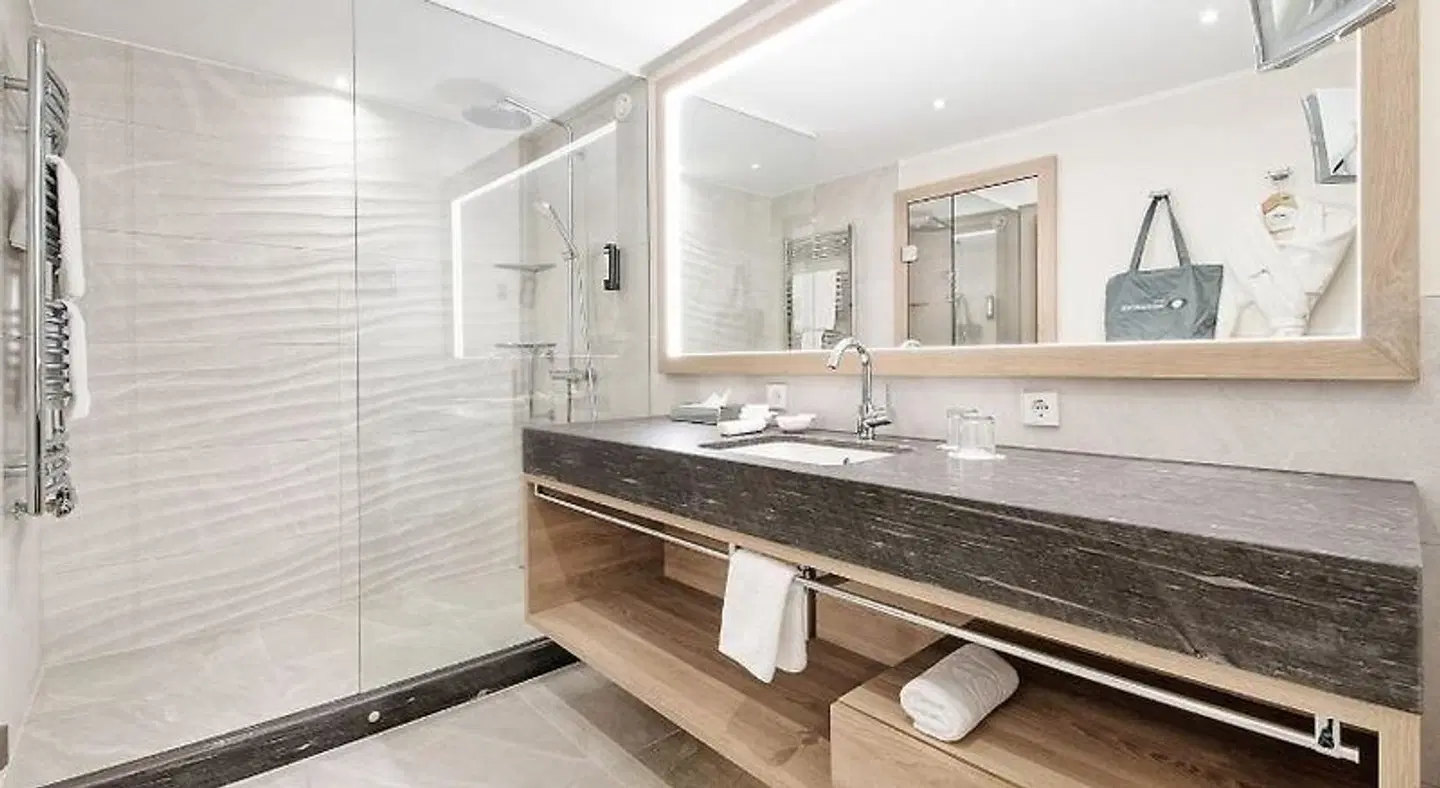DAS RONACHER Thermal Spa Hotel BATHROOM