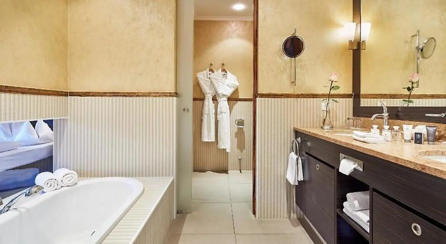 DAS RONACHER Thermal Spa Hotel BATHROOM