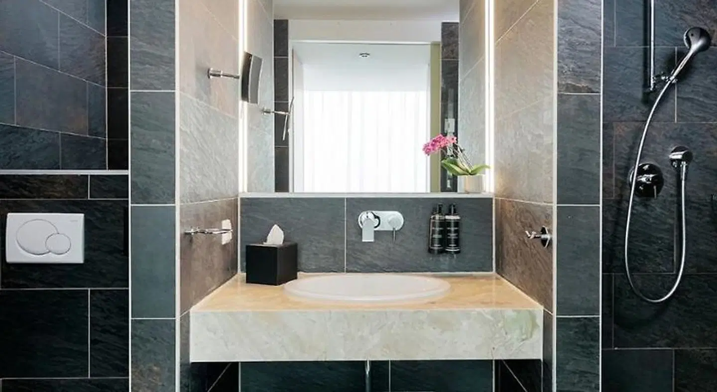 Eurostars Embassy BATHROOM