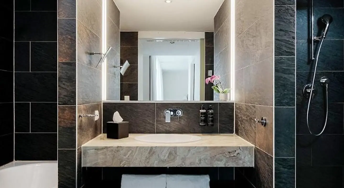 Eurostars Embassy BATHROOM