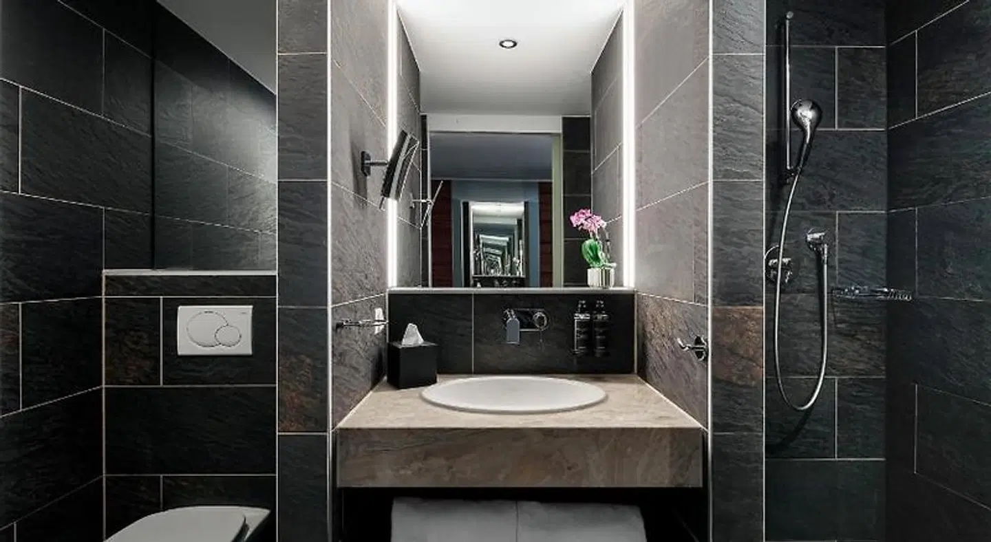 Eurostars Embassy BATHROOM