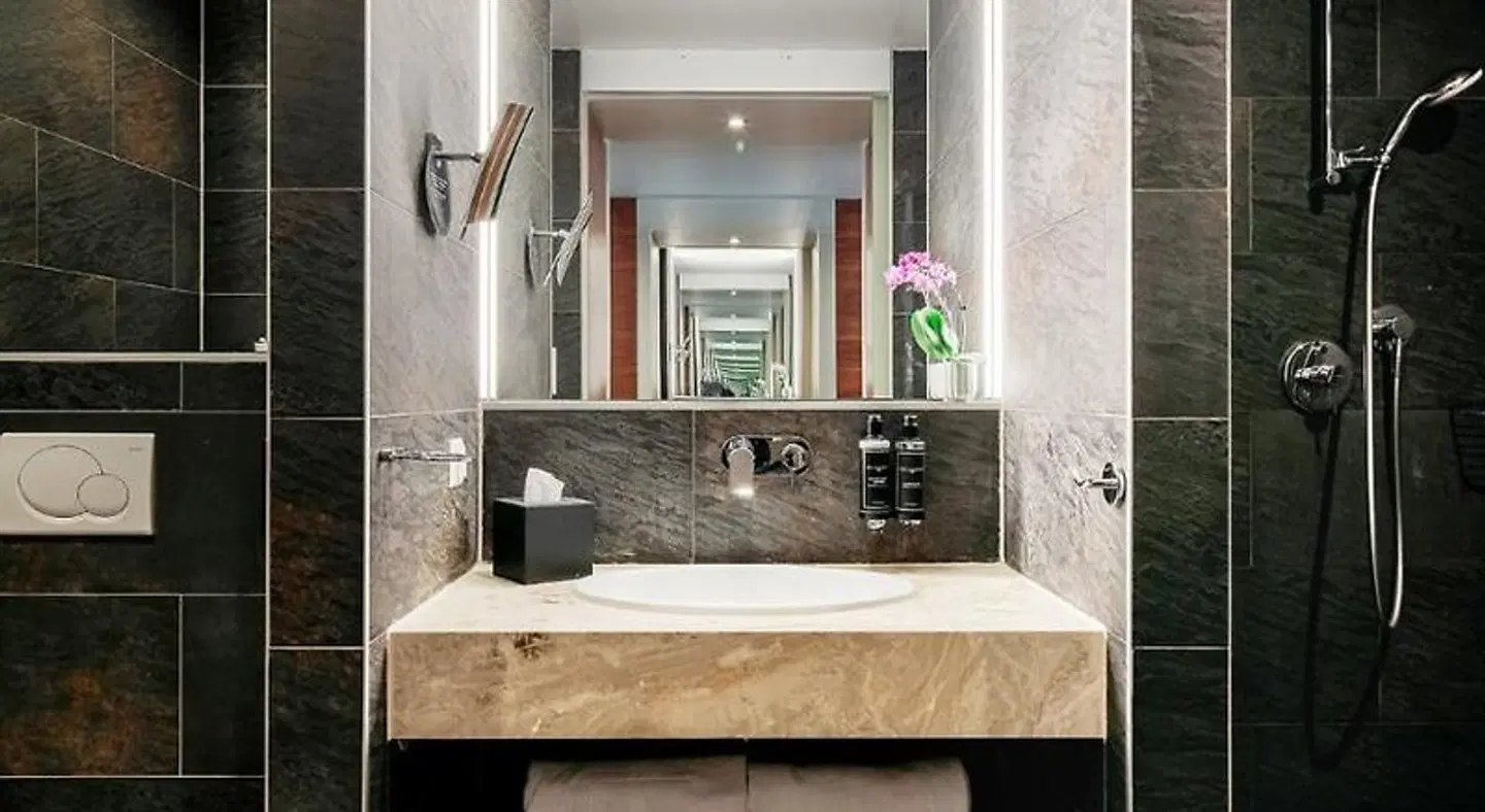 Eurostars Embassy BATHROOM