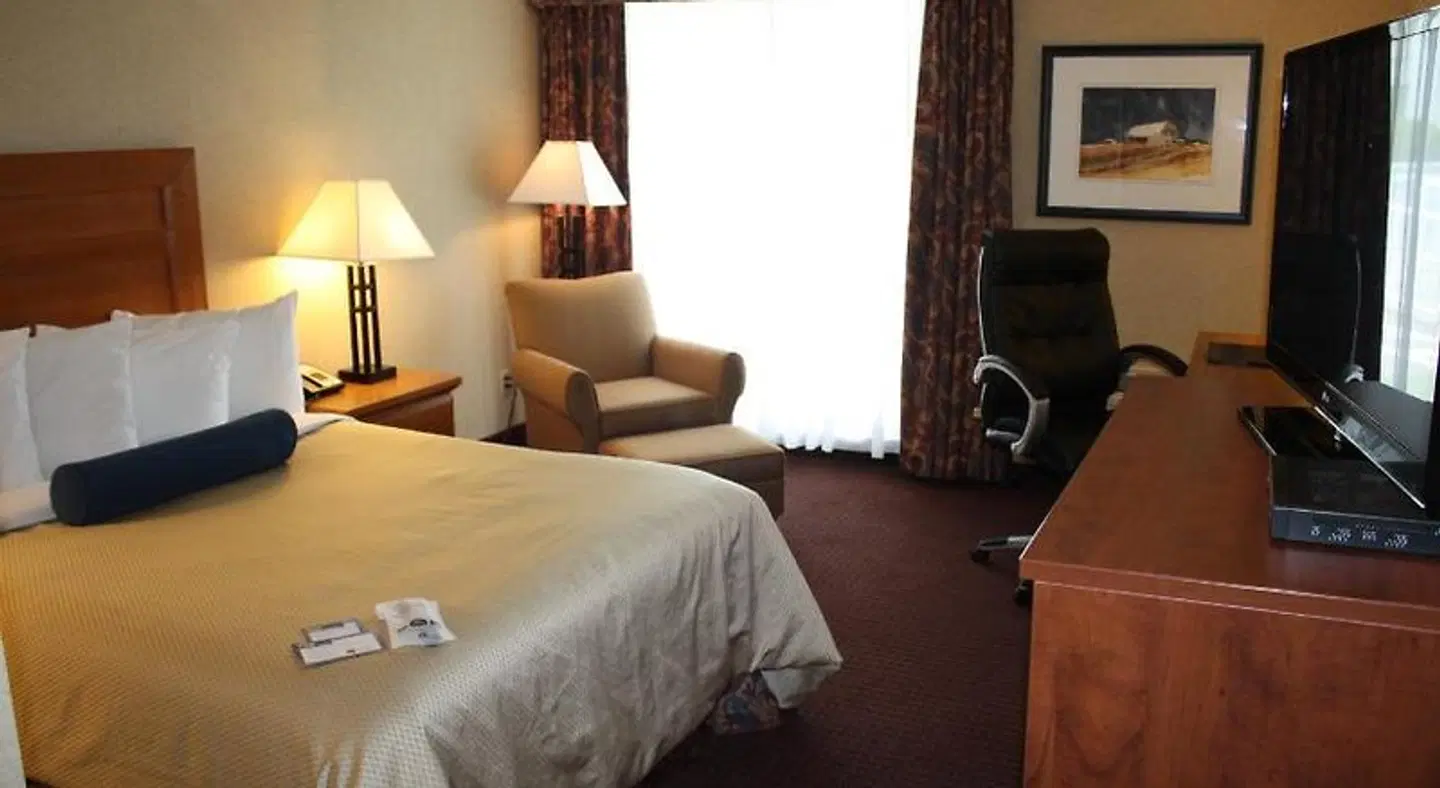 Best Western Plus NorWester Hotel & Conference Centre ROOM_EXAMPLE