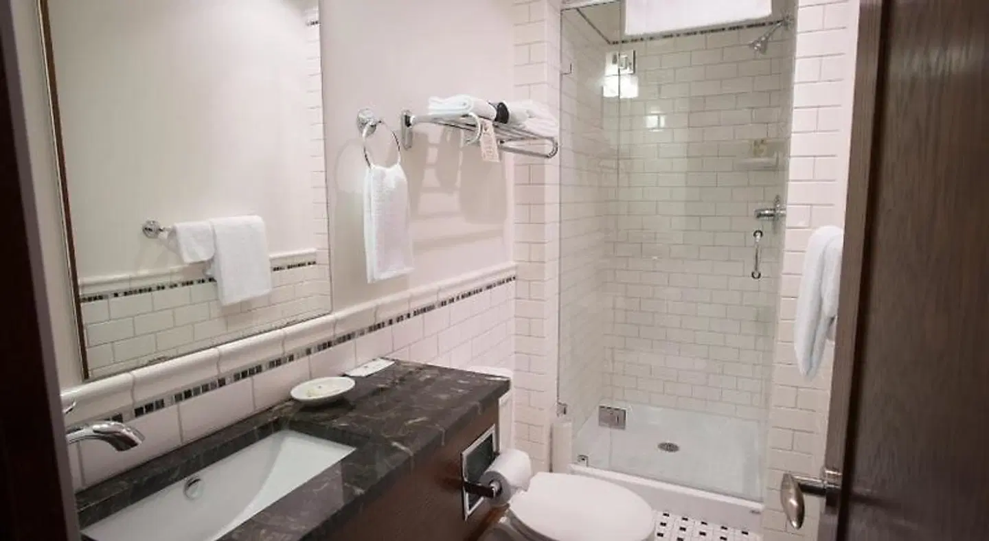 Hume Hotel BATHROOM