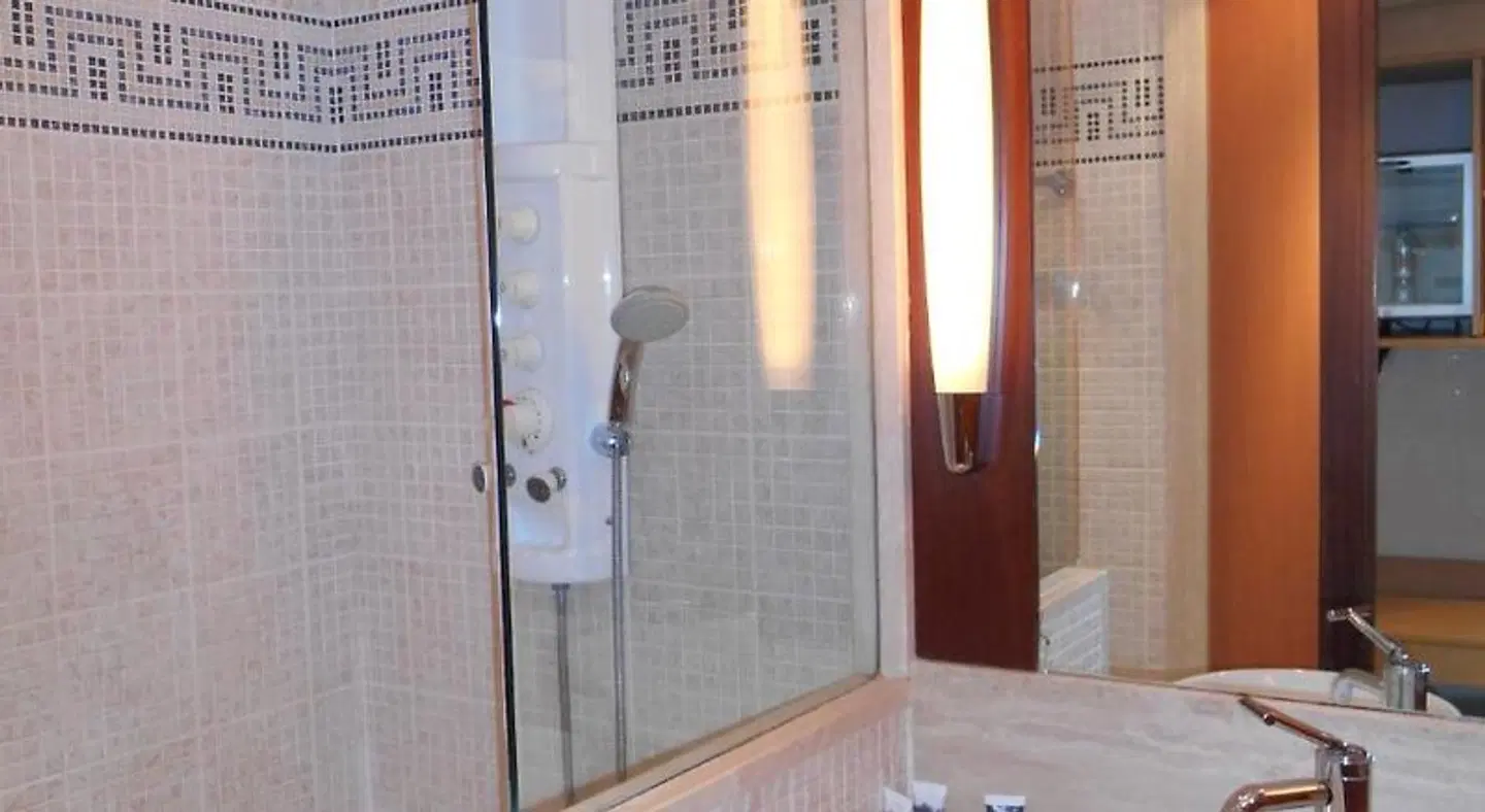 Mercure Versailles Parly 2 BATHROOM