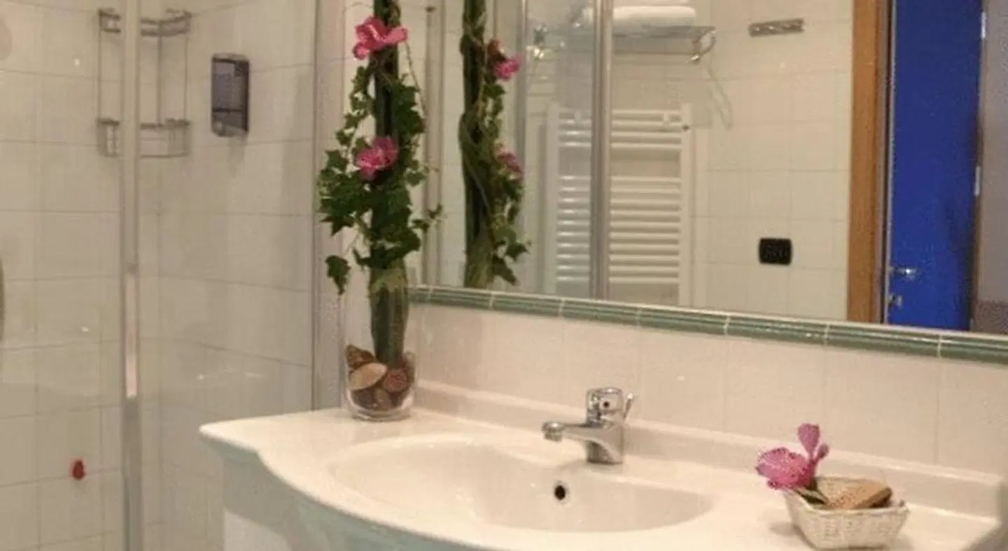 Eraclea Palace Hotel BATHROOM