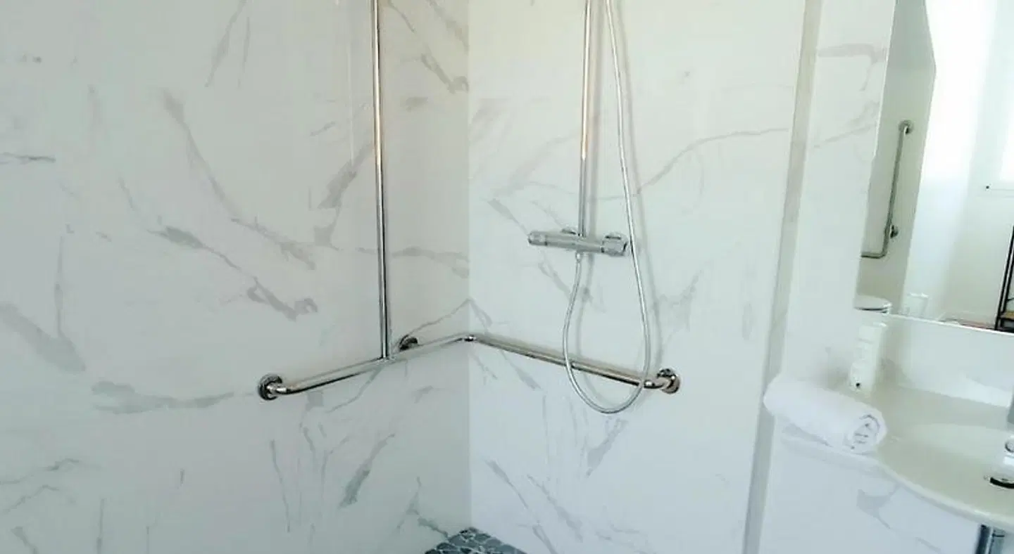 Kyriad Crepy En Valois BATHROOM