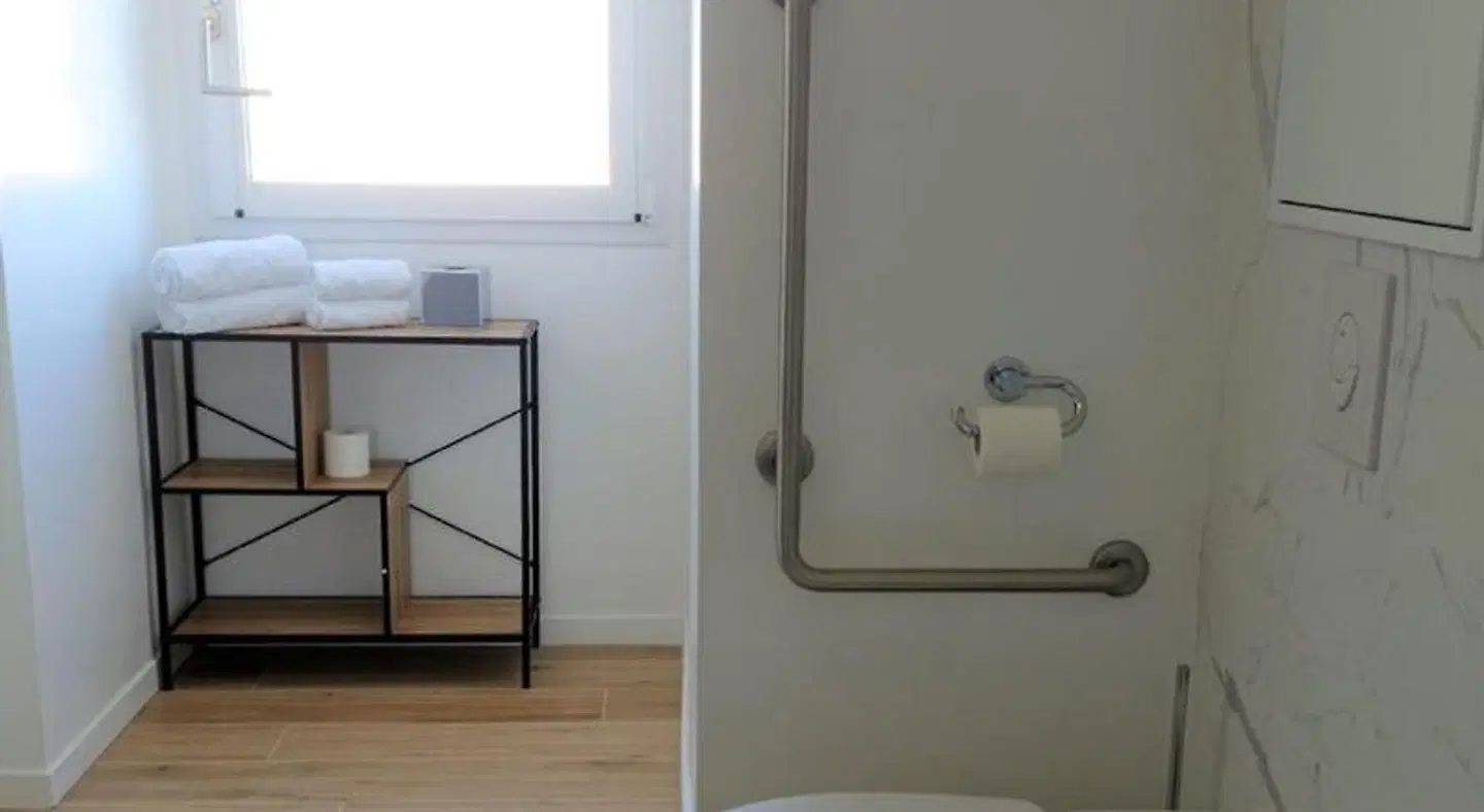 Kyriad Crepy En Valois BATHROOM