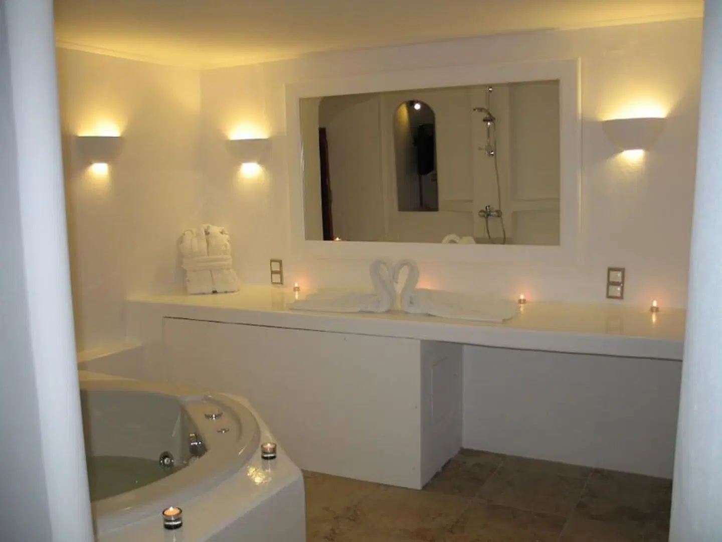 Santorini Mansion at Imerovigli BATHROOM