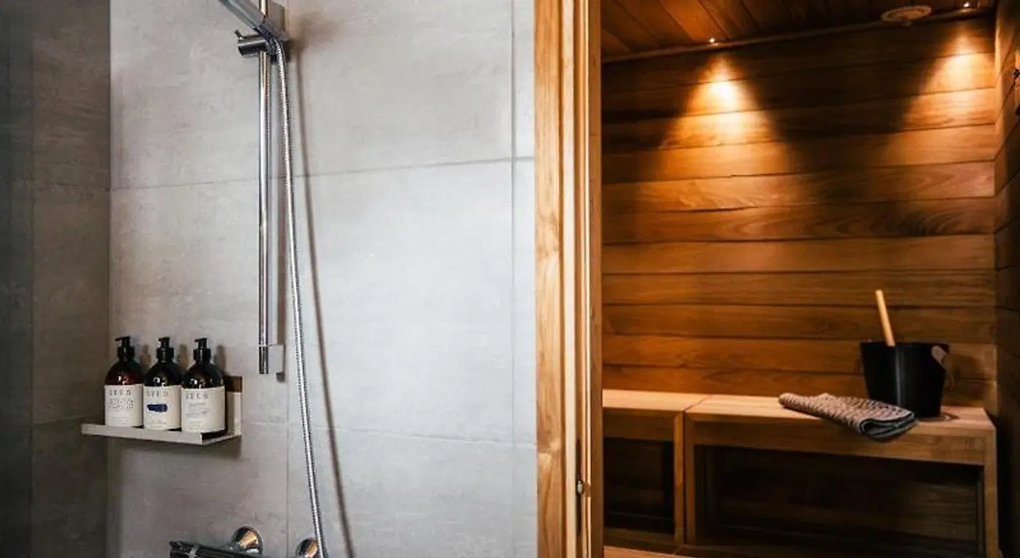 Glass Resort BATHROOM