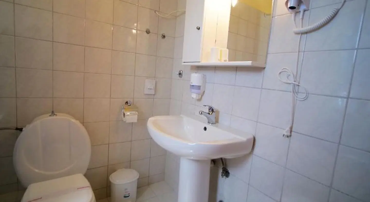 Sithonia Lodge BATHROOM