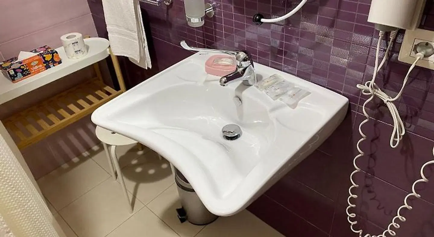 Garibaldi R&B BATHROOM