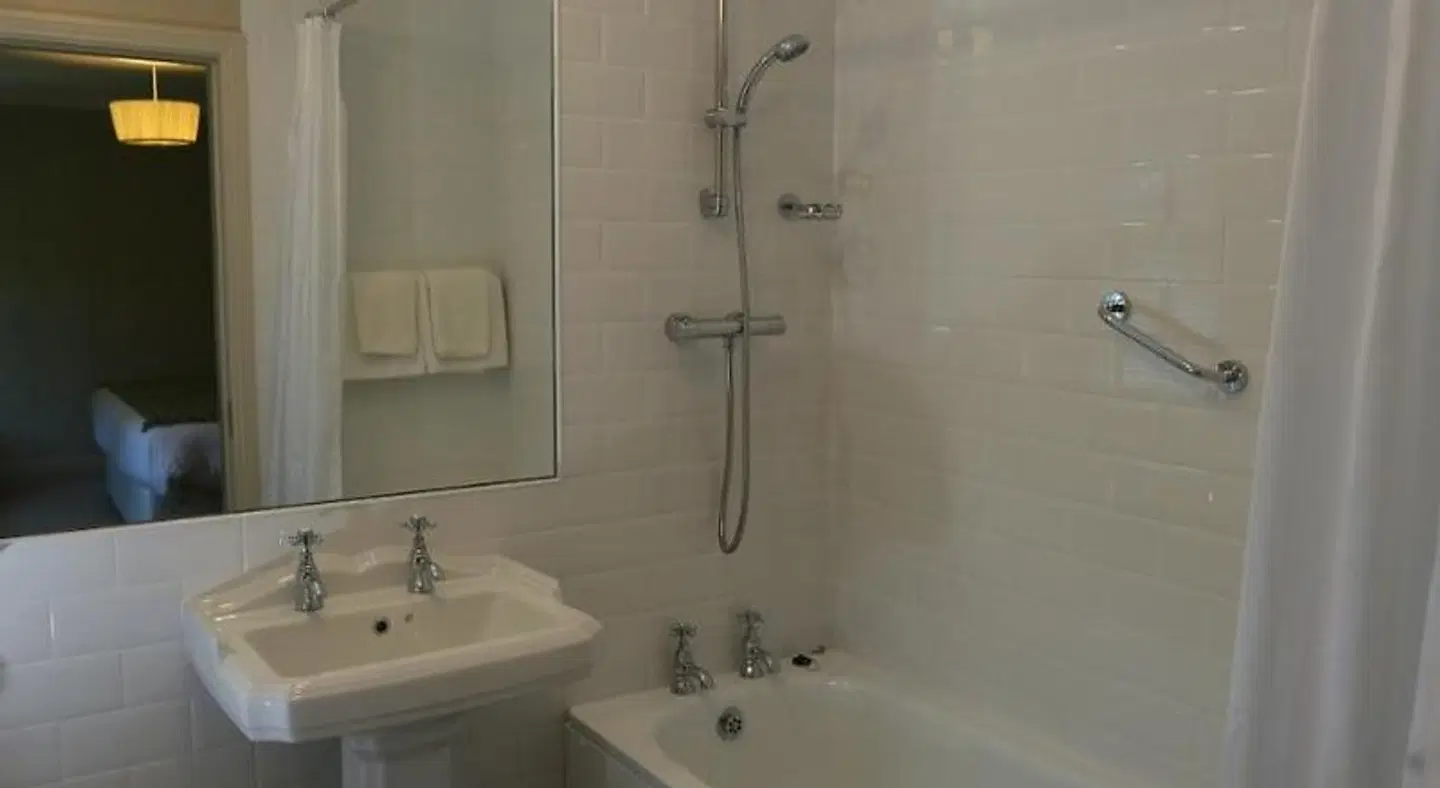 Killiane Castle Country House & Farm BATHROOM