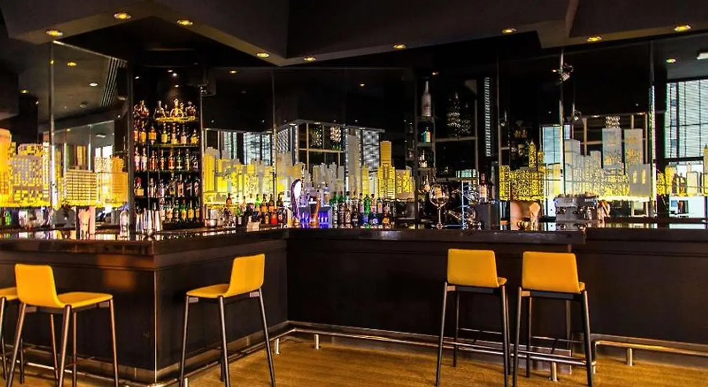 Radisson Blu Hotel, Dubai Deira Creek BAR