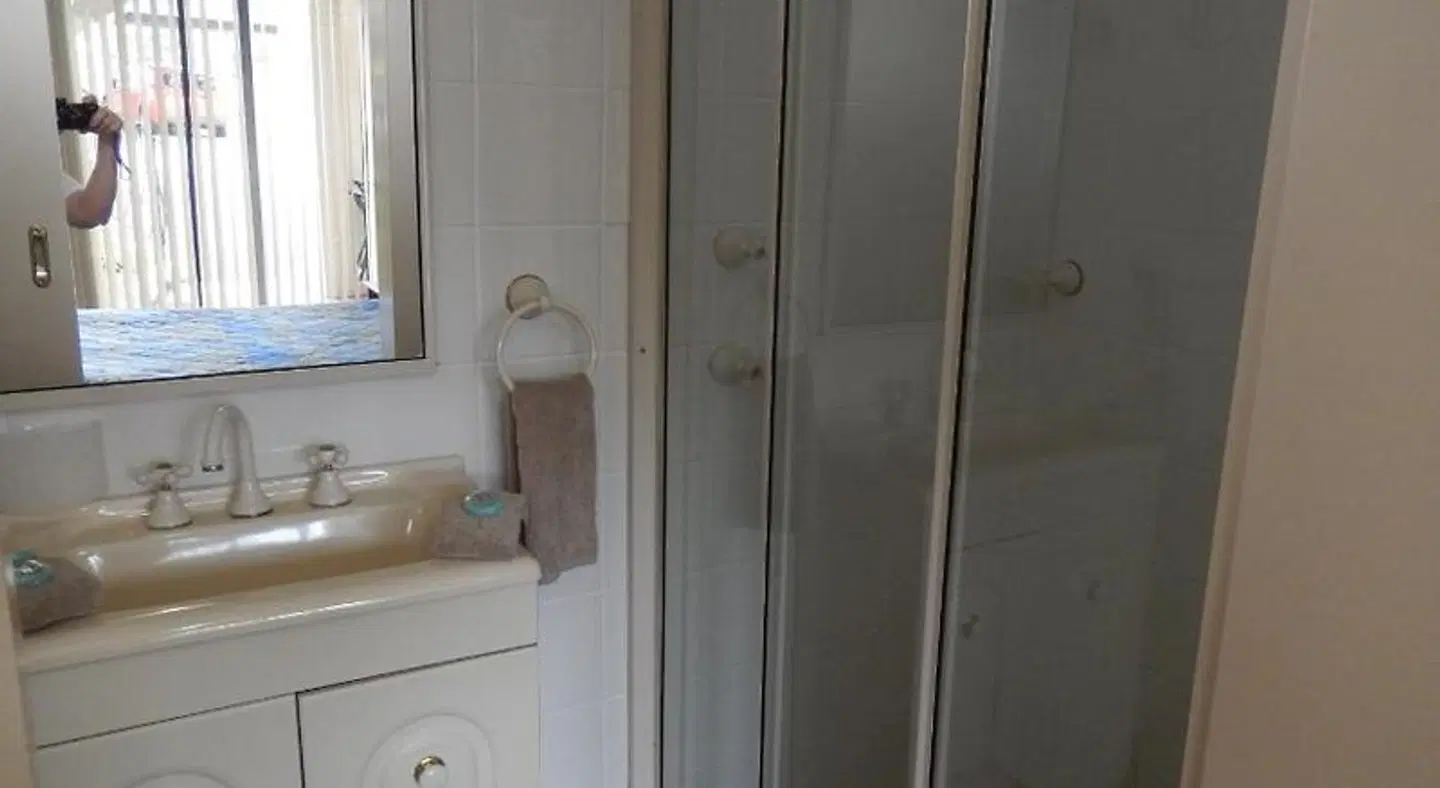 Pioneer Way Motel BATHROOM