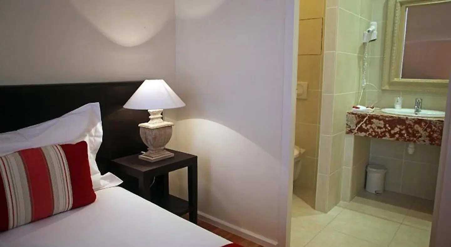 Logis Château De Siran BATHROOM