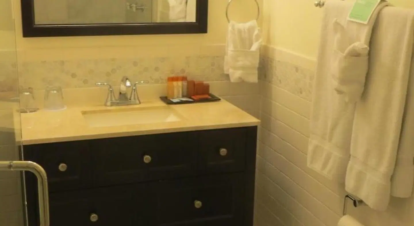 Magic Castle Hotel BATHROOM